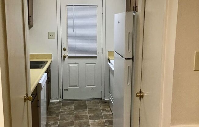 2 beds, 2 baths, 995 sqft, $800, Unit 14
