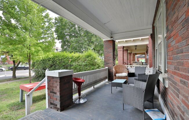 GREAT CENTRAL OSU LOCATION - Ridiculously Nice back deck and off-street parking for everyone