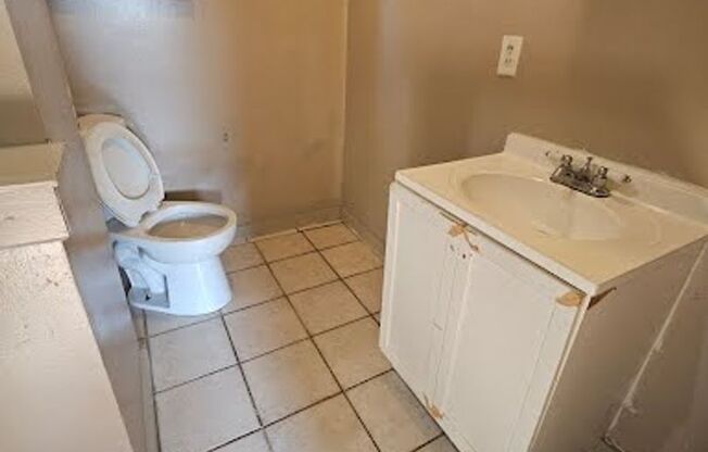 3 beds, 1 bath, $1,200, Unit 4 Upper