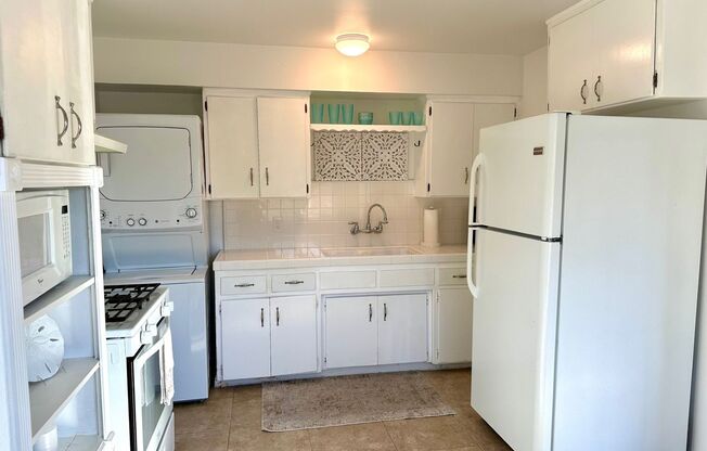 2 beds, 1 bath, $3,200