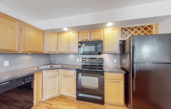 2 beds, 2 baths, 873 sqft, $1,810, Unit 601 W 11th Ave