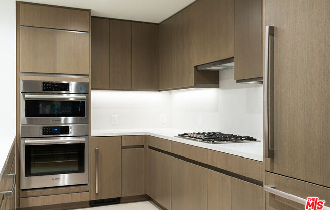 2 beds, 2.5 baths, 1,720 sqft, $6,500