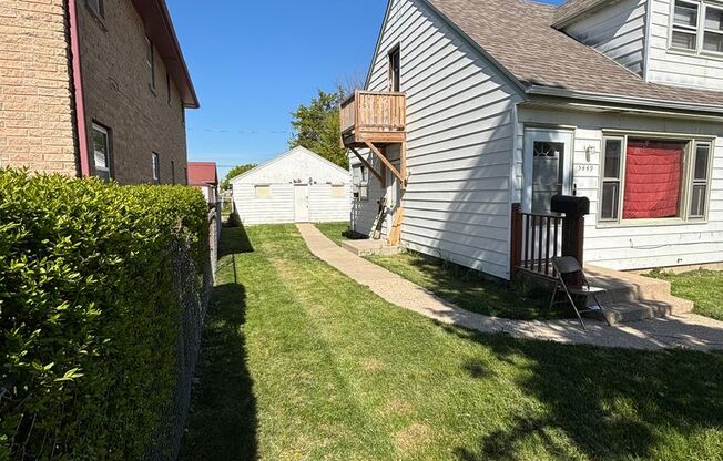 SINGLE FAMILY, 3 BEDROOMS, 2 KITCHENS, 2 BATHS 2 GARAGES, FENCED YARD!