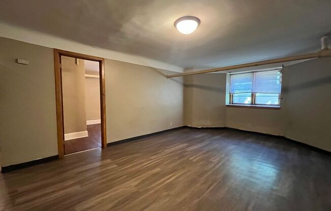 2 beds, 1 bath, 864 sqft, $995, Unit B2