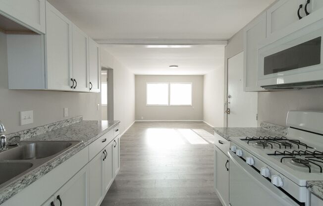 2 beds, 1 bath, 784 sqft, $1,100, Unit 1802 3E