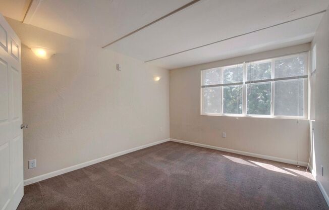 4 beds, 2 baths, 1,300 sqft, $5,200, Unit 203