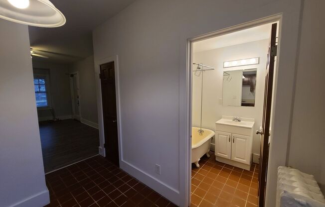 Studio, 1 bath, 200 sqft, $895, Unit 593-10 Park Ave