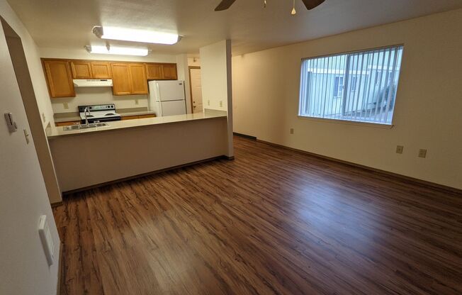 2 beds, 1 bath, 750 sqft, $1,395, Unit 33