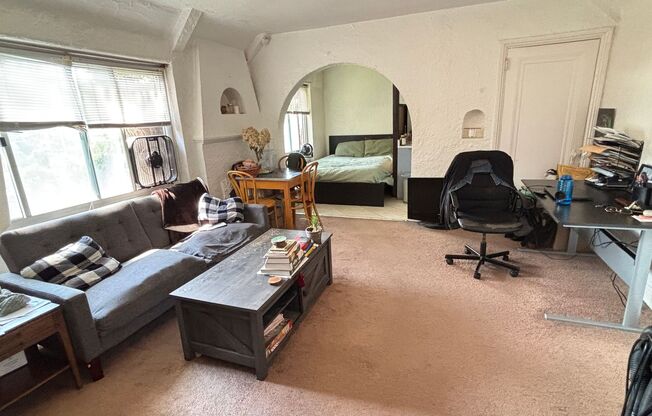 Tudor Hall~ Shadyside on the boarder of Oakland and Bloomfield~ convenient walkable location