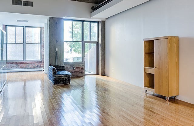 Studio, 1 bath, 989 sqft, $2,400, Unit Street