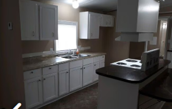 Charming 2 Bed/2 Bath Taylors Home with Spacious Yard & Convenient Greenville Access