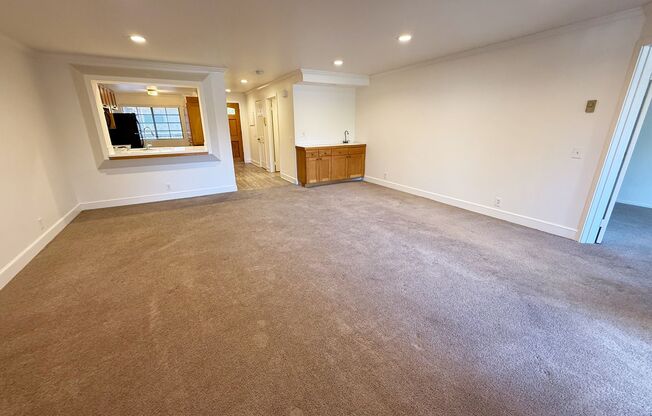 Spacious 2 Bed / 2 Bath Condo in Prime UTC/La Jolla Location!