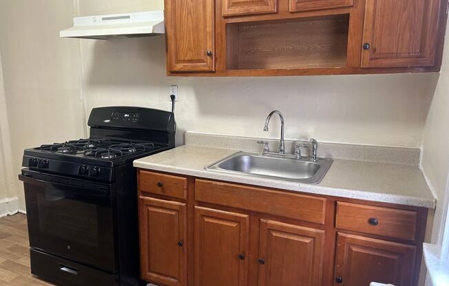 3 beds, 1 bath, $1,395, Unit Apt. 2