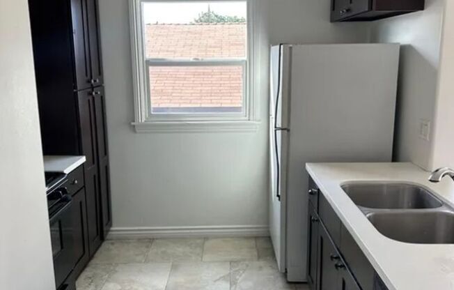 3 beds, 1 bath, 450 sqft, $2,895