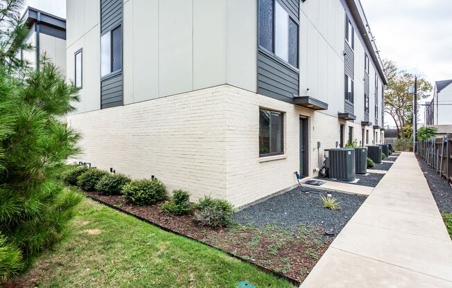 Modern 2 bed, 2.1 Bath townhome, walking distance to Greenville Ave