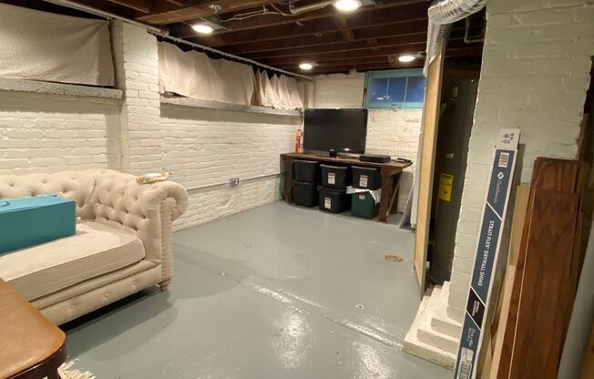 301 W 1 ST