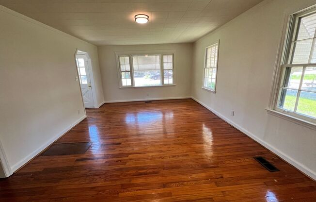 Now available! 2bedroom 1 bathroom with garage