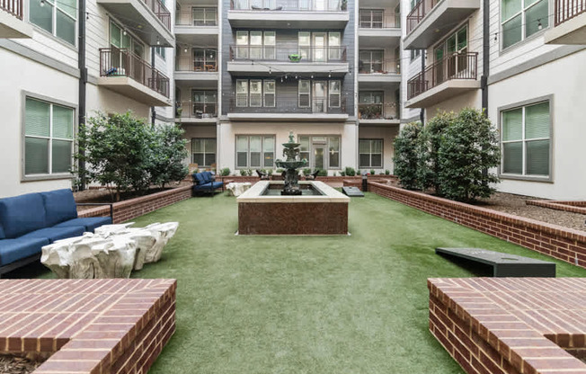 Stella Apartments in Dallas - Courtyard