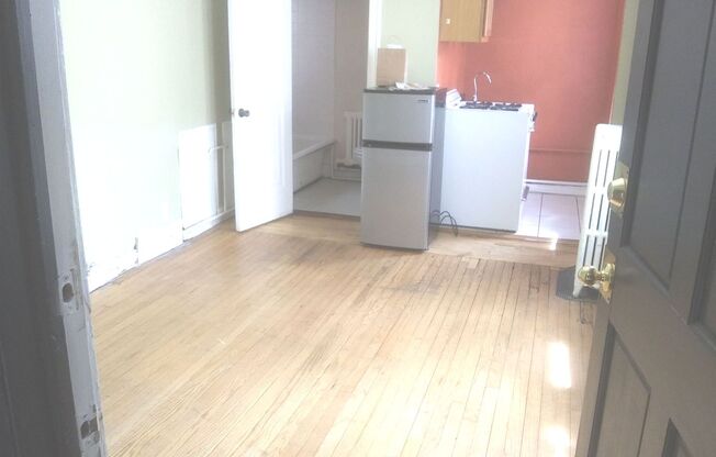 Studio, 1 bath, $700, Unit 11