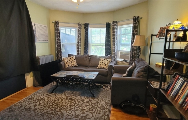 3 beds, 1 bath, 1,300 sqft, $2,700, Unit 2