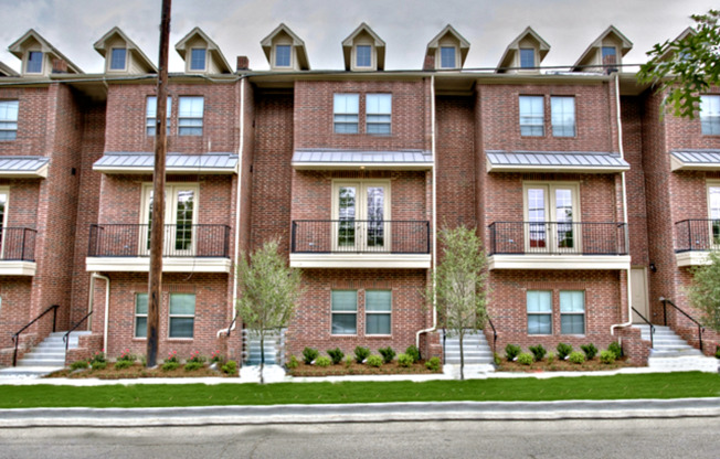 3 beds, 2.5 baths, 2,405 sqft, $3,900, Unit #105