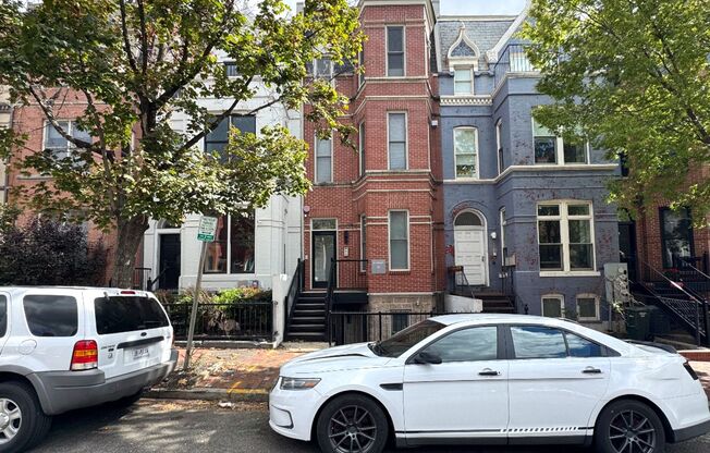 Lovely 1 BR + 1 Den/2 BA Condo in Mt Vernon Square!