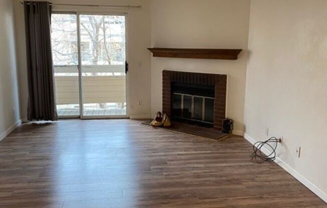 2nd Floor 1bed/1bath with Laundry and Parking!