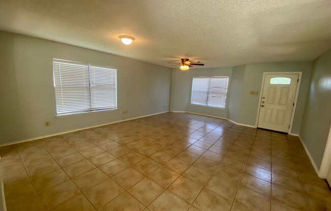 Spacious 4 Bedroom/2.5 Bath ~ Great Location! *1/2 OFF 1ST FULL MONTHS RENT*