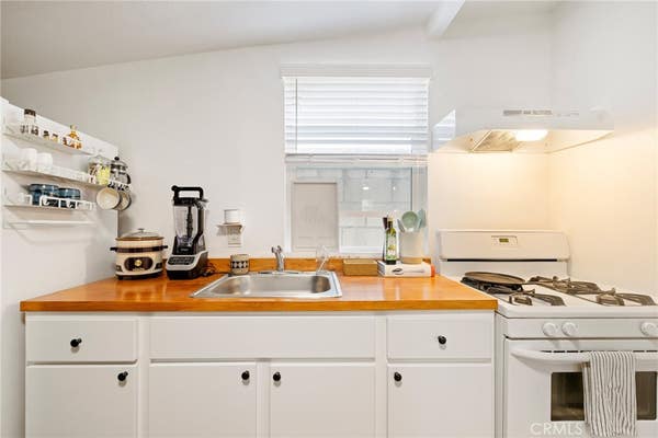 1583 W 48 ST