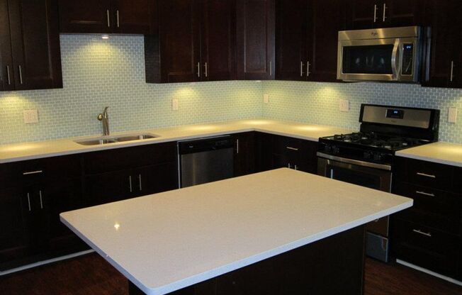 Huge Luxury South Side Home w/ Stainless Kitchen appliances and A/C