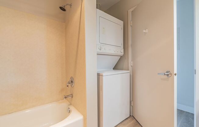 Studio, 1 bath, 660 sqft, $1,595, Unit B602