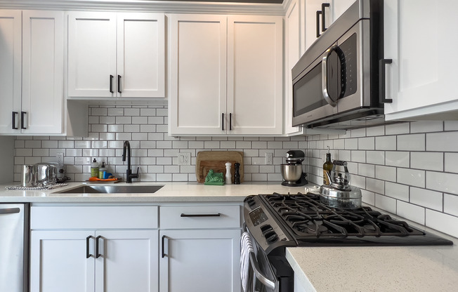 Beautiful 3 bedroom, 2.5 bath home in North Portland! Amazing Modern Kitchen and Great Natural Lighting!!
