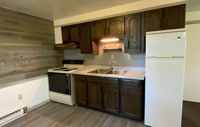 1 bed, 1 bath, $995, Unit APARTMENT GARAGE