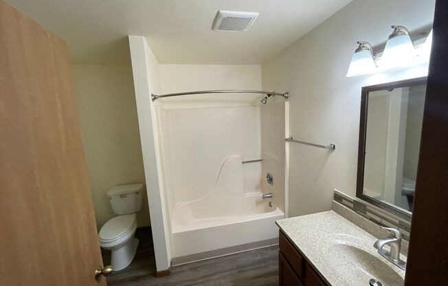 3 beds, 1 bath, 1,040 sqft, $1,695, Unit 3172-304