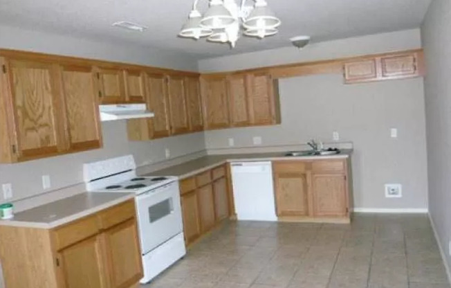 3 beds, 2 baths, $1,300