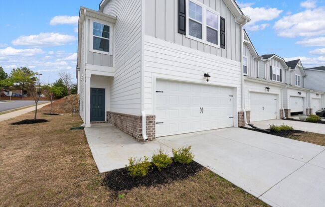 End Unit Townhome - 3 BR, 2.5 BA, with 2 Car Garage, Easy Access to I-385 and Downtown Greenville