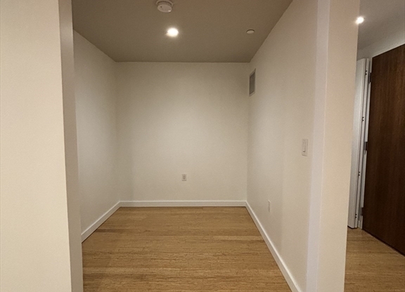 2 beds, 1 bath, 950 sqft, $3,650, Unit #408