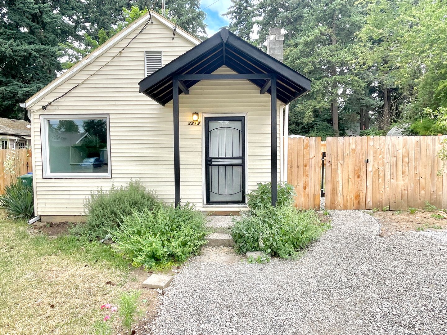 Powellhurst-Gilbert Remodeled Bungalow, Fenced Yard, Off-Street Parking, In-Unit Laundry