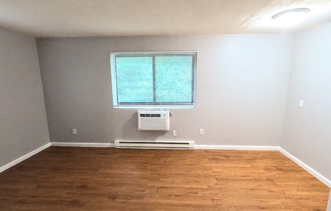 Studio, 1 bath, 400 sqft, $1,975, Unit 15