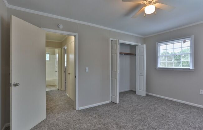 2 beds, 1 bath, 725 sqft, $899, Unit 813-05 FLAT R