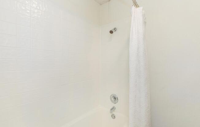 2 beds, 1 bath, 780 sqft, $999