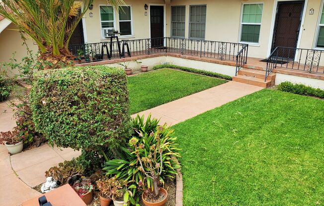 MOVE IN SPECIAL-Charming Hillcrest 2 Bedroom Apartment For Rent!!