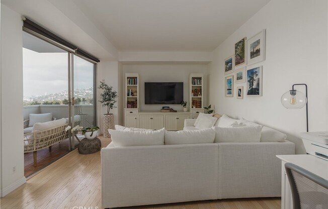 1 bed, 2 baths, 912 sqft, $3,600, Unit 1008