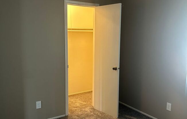 2 beds, 1 bath, 869 sqft, $1,139, Unit 12723T