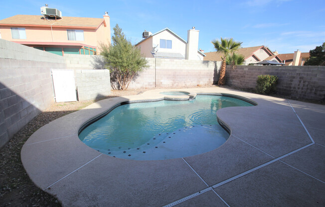 Gorgeous 3Bed/2.5Bath/Pool/Spa, 2-Story Home located in the NW part of the valley