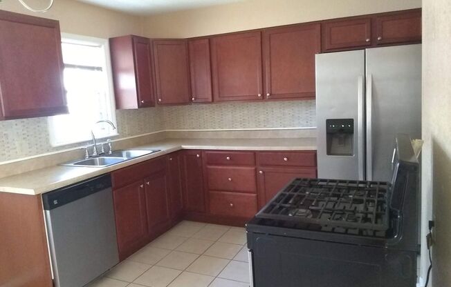 2 beds, 1 bath, $1,095