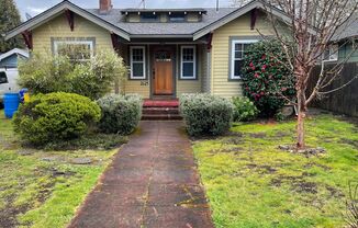 Beautiful 3bd/1bath South Tabor Bungalow with Large Fenced Yard!