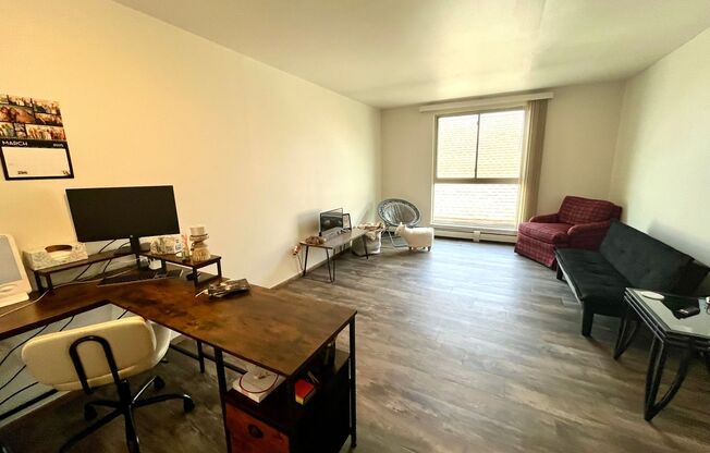 3445 N Oakland Ave