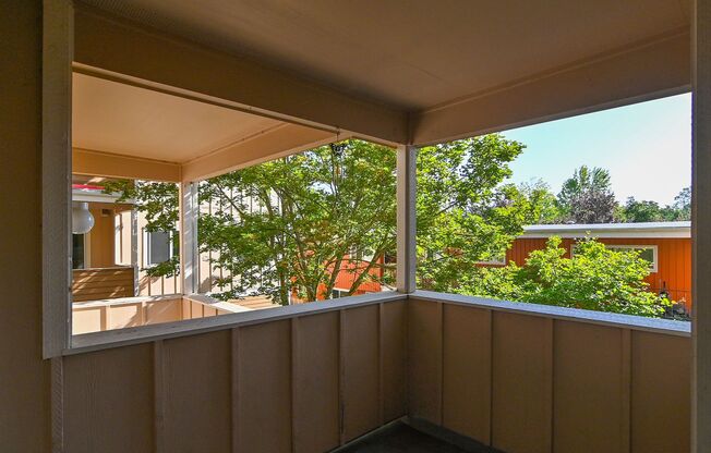 3 beds, 2 baths, $2,400, Unit 208