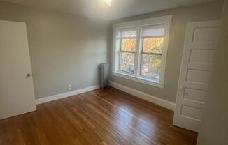 3 beds, 1 bath, $1,800, Unit 92 Woodside Unit #3R